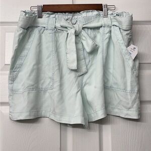 Women’s belted utility shorts XXL